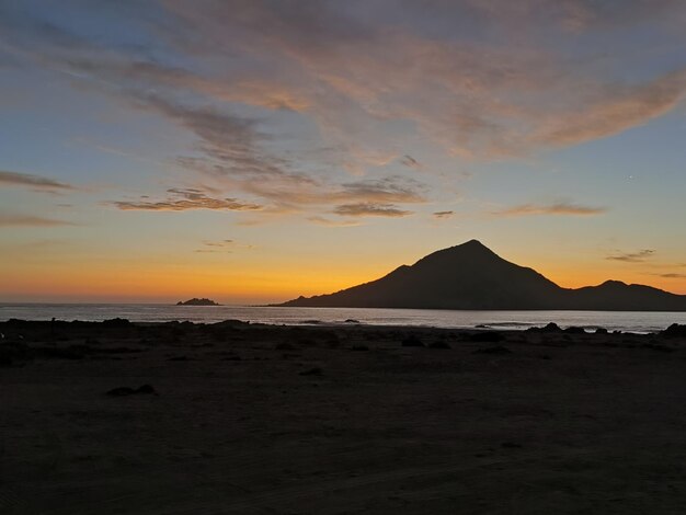 Photo a mountain is in the background and the sun is setting