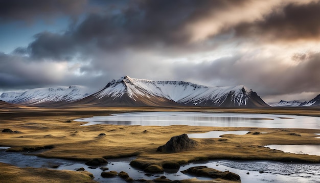 Photo a mountain is in the background with a lake in the foreground