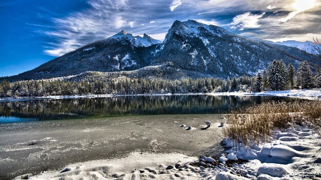 Photo a mountain is reflected in a lake with a mountain in the background