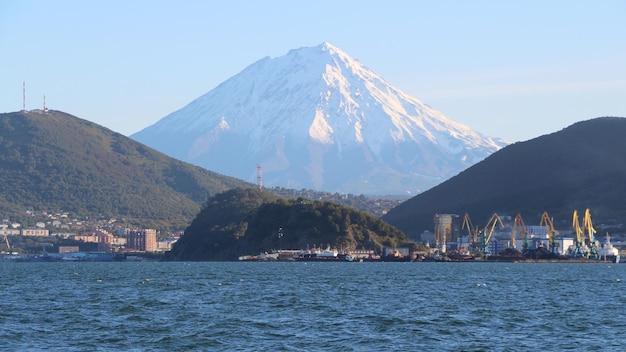 水域の後ろに山が見えます。