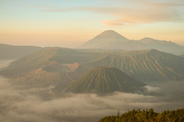 Photo a mountain is visible behind the clouds and the sky is orange