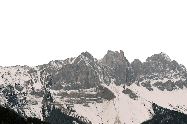 Foto montagna isolata su sfondo bianco dolomiti nelle alpi clip percorso isolato sullo sfondo mozzafiato delle alpi dolomitiche in italia europa