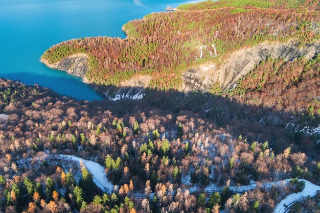 Photo mountain lake in autumn aerial view serreponcon mountain lake in winter in hautes alpes france