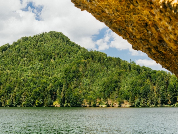 Lago di montagna sullo sfondo delle alpi