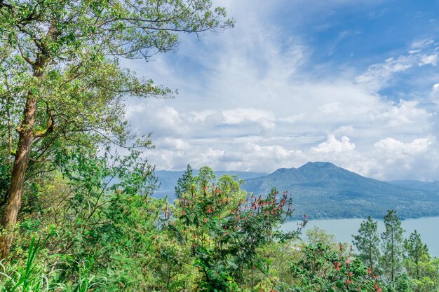 Photo mountain and lake batur in bali scenic view