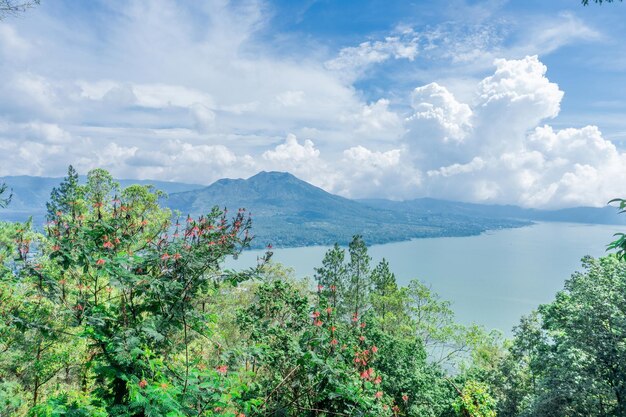 Photo mountain and lake batur in bali scenic view