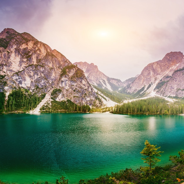 Горное озеро между горами