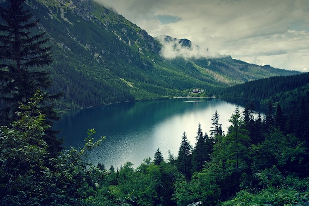 Горное озеро и облака. Морские око в Татрах, Польша. Природный пейзаж.