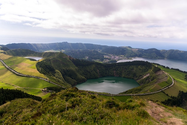 Photo mountain lake in the crater of an extinct volcano