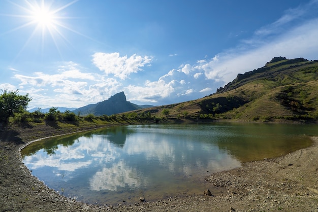 산악 호수 .Crimea.Mount Khaturlanyn-Burun, Mezhdurechye 마을 .