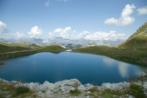 夏のフランスアルプスの山の湖風光明媚な風景