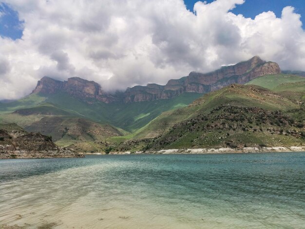 러시아 KabardinoBalkaria Elbrus 지역의 산악 호수 Gizhgit