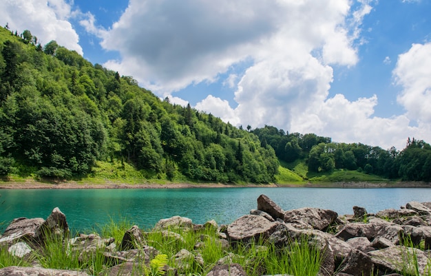 사진 여름 날에 조지아에서 계곡에서 산 호수