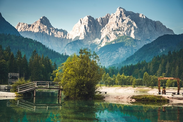 Foto lago di montagna jasna a krajsnka gora slovenia parco nazionale del triglav alpi giulie viaggio in slovenia
