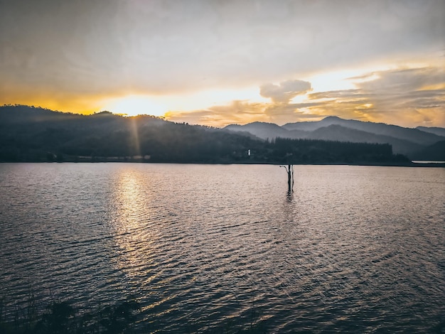 Paesaggio del lago di montagna al tramonto