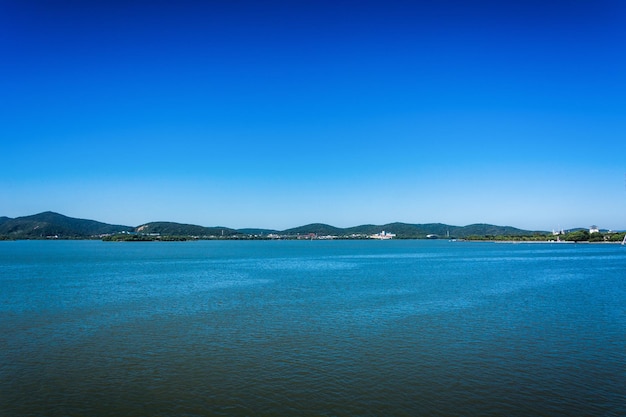 山の湖の風景