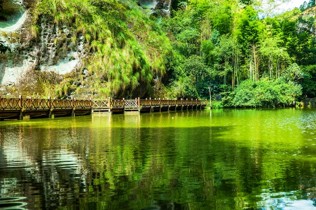 山の湖の風景