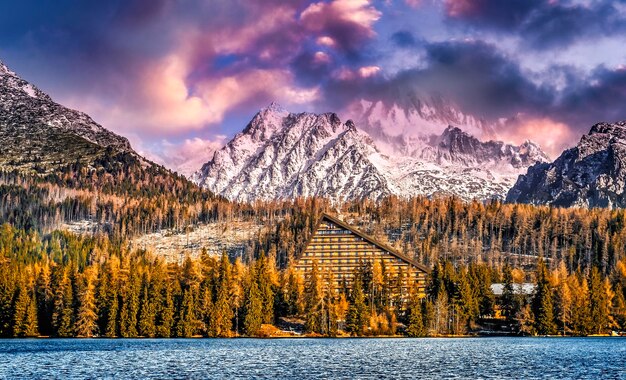 Foto lago di montagna nel parco nazionale alti tatra strbske pleso slovacchia europa