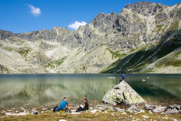 Scenario pittoresco lago di montagna. rocce alte. bel paesaggio.