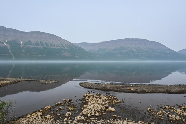 プトラナ台地の山の湖