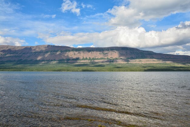 プトラナ台地の山の湖