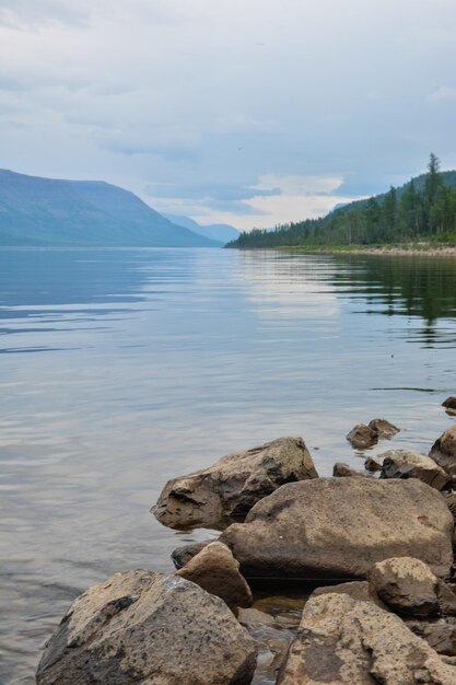 Photo mountain lake on the putorana plateau