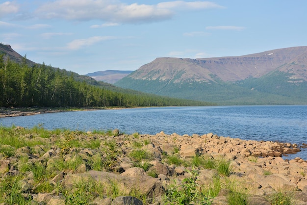 プトラナ台地の山の湖