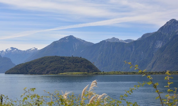 mountain and lake scenery to relax on vacation