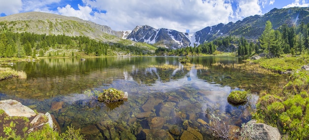 Lago di montagna in una giornata estiva con pittoresca riflessione