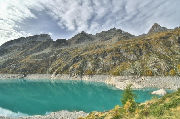 スイス アルプスの山の湖