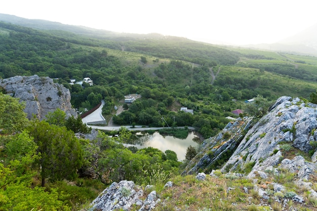 灰色の岩、上面図の山の湖。風景。