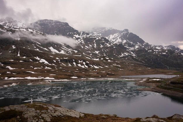 春のスイスの氷の山湖