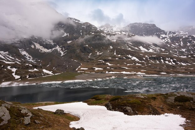 春のスイスの氷の山湖