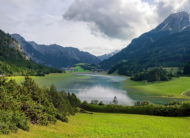 Foto un lago di montagna con una montagna sullo sfondo