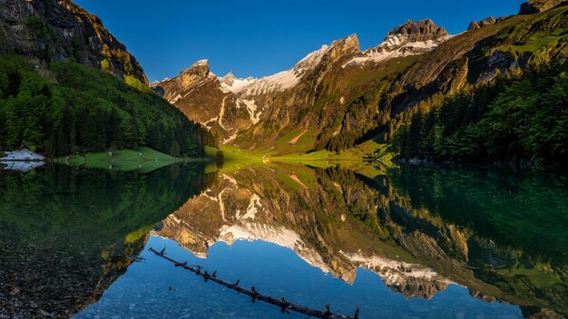 Photo a mountain lake with a reflection of a mountain in the water