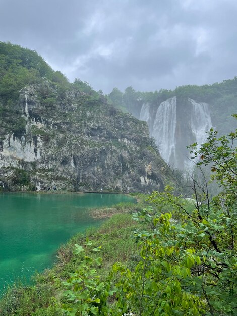 滝を背景にした山の湖