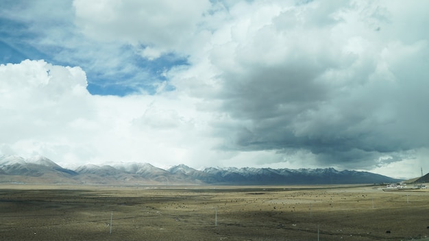 Photo mountain and land with old town look and clear scenery