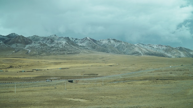 Photo mountain and land with old town look and clear scenery