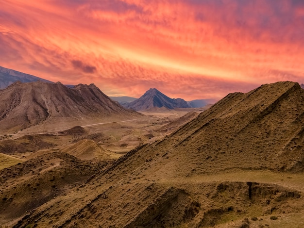 燃えるような赤い夕日を背景にした山の風景