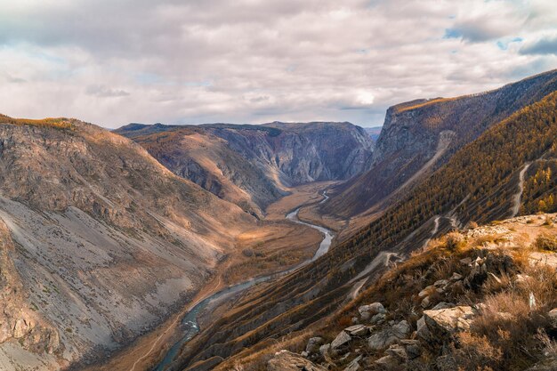 시베리아 알타이 공화국 러시아의 카투 야릭 산맥의 산악 풍경과 산악 serpentine