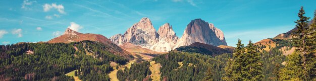 背景 山岳景色 南ティロールのドロミット山脈 イタリア ヨーロッパ 水平の旗