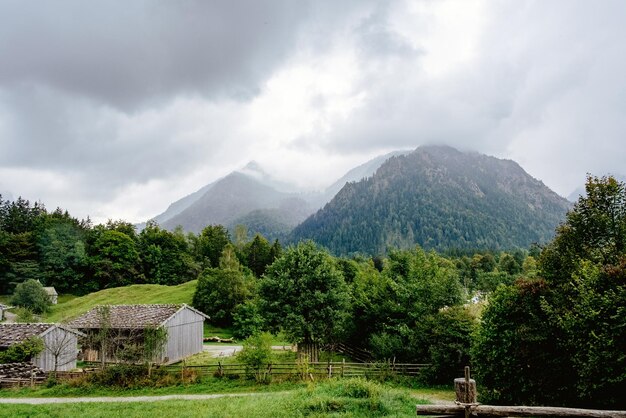Foto paesaggio montuoso della campagna bavarese