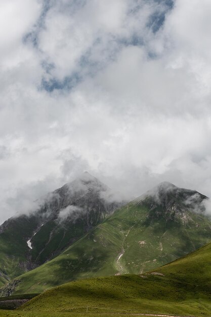 Foto nuvole paesaggistiche sulla valle di montagna