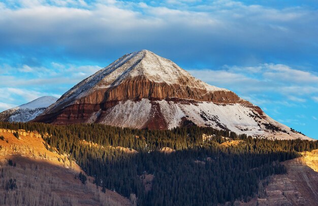 アメリカ合衆国コロラド州ロッキー山脈の山の風景。