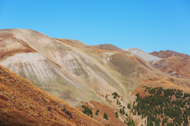 アメリカ合衆国コロラド州ロッキー山脈の山の風景。