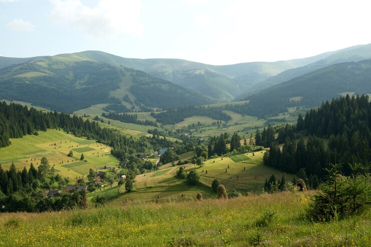 Горный пейзаж, раннее утро высоко в Карпатах