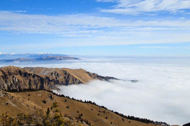 イタリアアルプスの山の風景。 「モンテ・グラッパ」の上からの眺め。