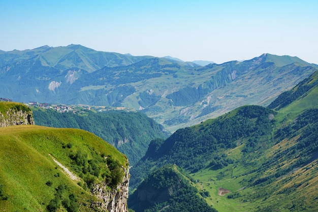 晴れた日にジョージア州の山の風景