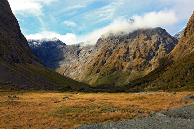 Foto paesaggio di montagna a milford sound