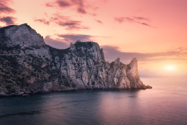 写真 夕暮れ時の海の山の風景